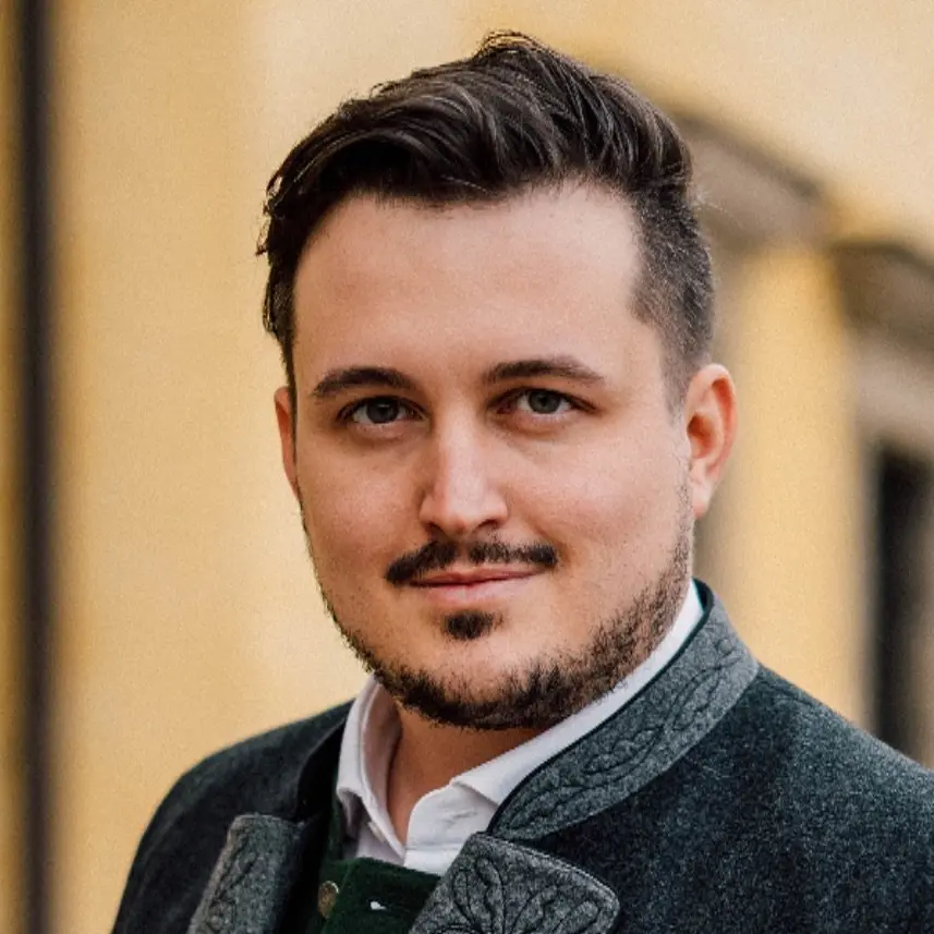 Portraitfoto von Daniel Vereno vor gelbem Hintergrund